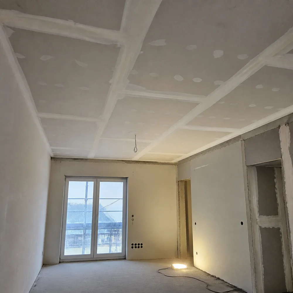 Rigipsdecke mit sichtbaren Plattenstößen vor dem Verspachteln