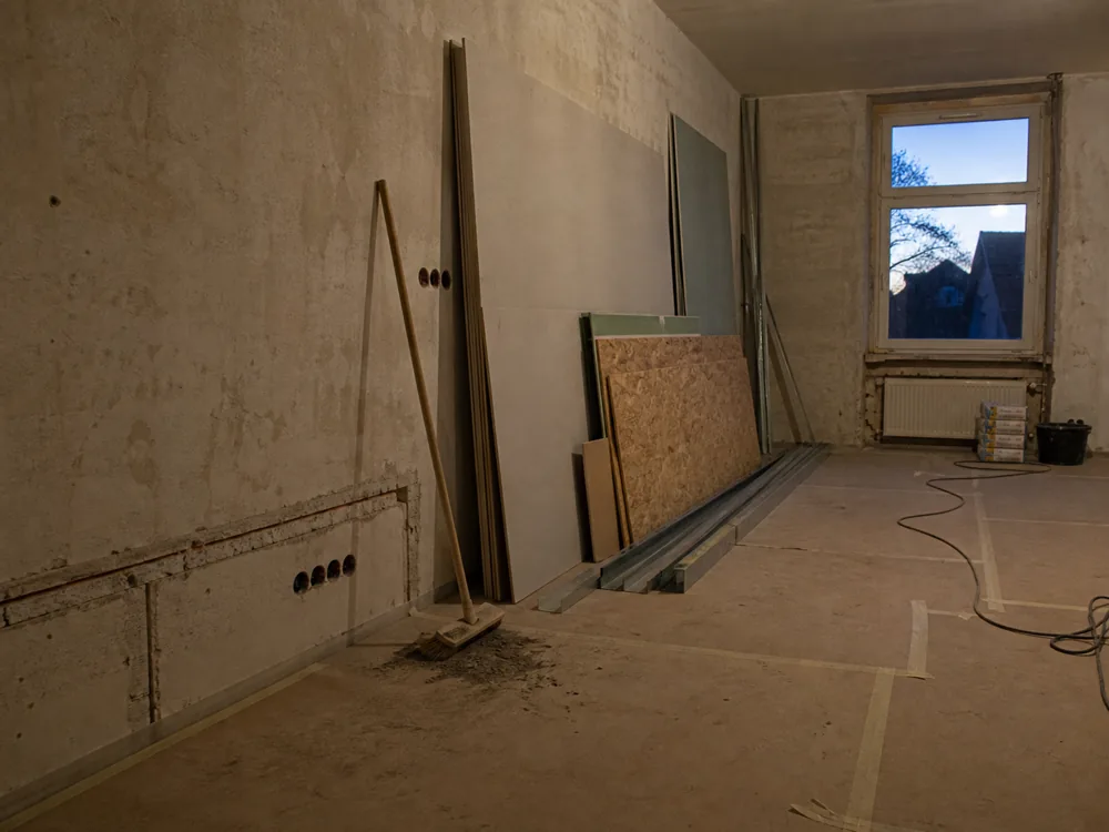 Aufgeräumte Baustelle am Feierabend: Material gestapelt, Boden gekehrt