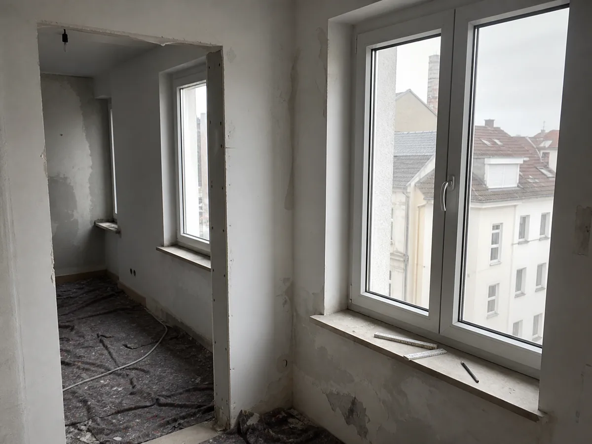 Leere Wohnung während der Modernisierung mit geöffneter Wand und abgedecktem Boden